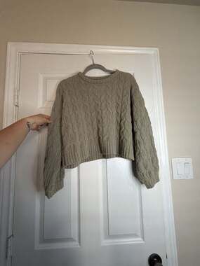 Moon & Madison Green Chenille Cable Knit Cropped Crewneck Sweater Medium
